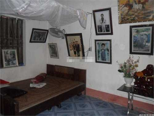 Trên tường treo những bức hình của Tiệp cũng như các cháu nhỏ... Sống ở căn nhà khá giản dị, nhưng bố mẹ của 'trùm' chân dài đều tỏ ra hài lòng với cuộc sống ở quê. 