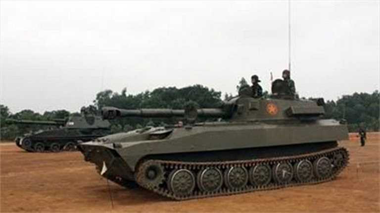 Pháo tự hành 2S1 Gvosdika do Liên Xô phát triển năm 1967 và chính thức đưa vào biên chế năm 1971. Đây là loại pháo được sản xuất với một số lượng rất lớn và phục vụ ở hàng chục quốc gia. 2S1 Gvosdika dùng khung thân xe thiết giáp chở quân MT-LB. Trên đó, nó lắp một pháo nòng xoắn D32 122mm kết hợp hệ thống nạp đạn phụ trợ (tốc độ bắn 4-5 viên/phút). 