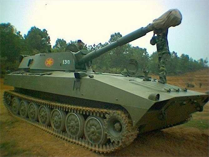 Vì pháo D32 cải tiến dựa trên pháo xe kéo D30 122mm nên nó dùng hầu hết các loại đạn của D30 (đạn nổ phân mạnh, đạn chống tăng, đạn chùm, đạn khói, đạn chiếu sáng). Điều này giúp tiết kiệm, dễ dàng hơn cho việc cung cấp đạn dược. Lượng đạn dự trữ trên xe khoảng 40 viên, thường gồm 35 viên đạn nổ phân mảnh (tầm bắn 15km) và 5 viên chống tăng. 