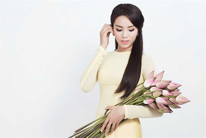 Bên cạnh đó, Nguyễn Cao Kỳ Duyên cũng không ngừng tung ra những loạt ảnh mới.