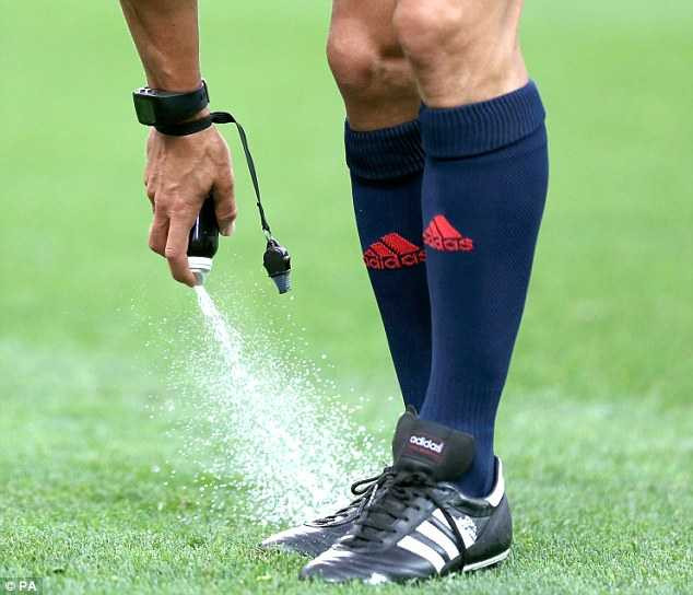 Bọt xịt kẻ vạch đá phạt nổi tiếng hơn nhờ World Cup 2014