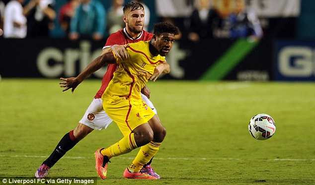 Luke Shaw (áo đỏ) và Jordon Ibe sẽ là những cầu thủ trẻ được mong đợi nhất mùa giải tới