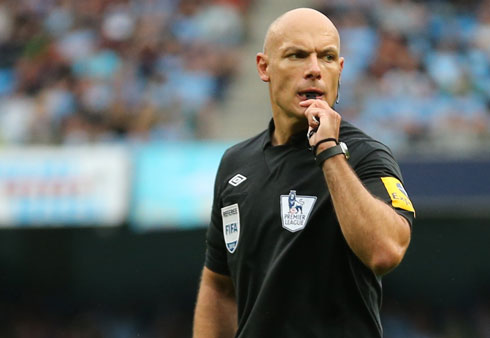 Howard Webb nghỉ hưu sau 25 năm cầm còi