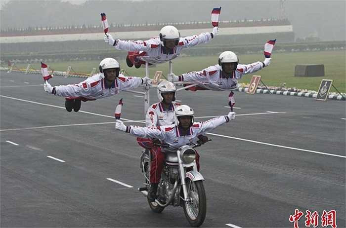 Các cuộc duyệt binh của Ấn Độ không bao giờ thiếu màn biểu diển ngoạn mục với xe máy, lần này cũng vậy