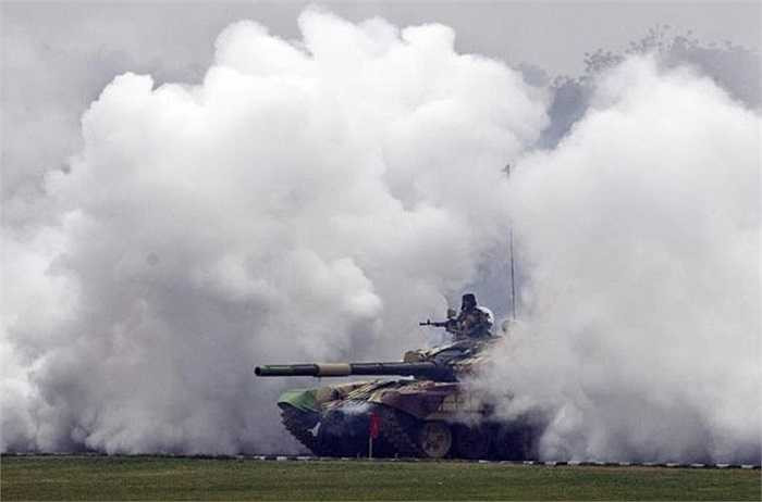 Cuộc duyệt binh có những màn biểu diễn chiến đấu của lực lượng lục quân với khói lửa hoành tráng