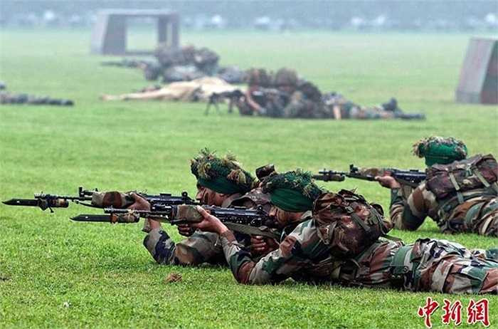 Binh lính Ấn Độ diễn tập ngay tại khu vực duyệt binh