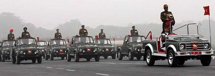Đội hình xe cơ giới hạng nhẹ chở các vị chỉ huy quân đội