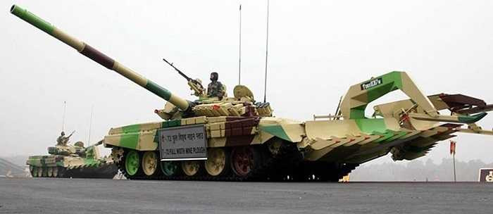 Đội hình xe tăng chiến đấu chủ lực T-72 được trang bị hệ thống rà phá mìn