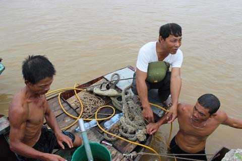 Cát Tường, chị Huyền, Thuê thợ lặn, lưới quét, tìm phần đầu, thẩm mỹ viện