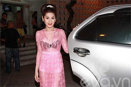 Màu sắc của trang phục khá quê mùa.