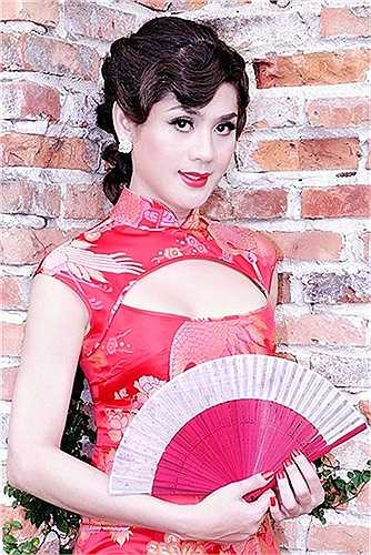 Khi biến hóa trong những shoot hình được đầu tư công phu, Lâm Chi Khanh vẫn không thoát khỏi sự sến sẩm này.