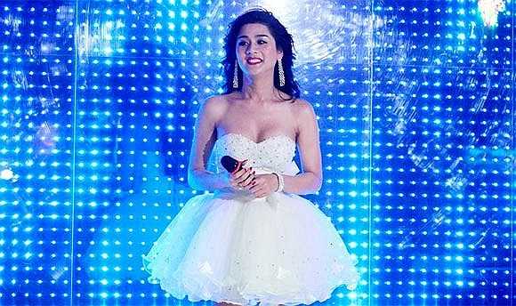 Trang phục biểu diễn của Lâm Chi Khanh dù được đầu tư chau chuốt nhưng vẫn kém đẹp.