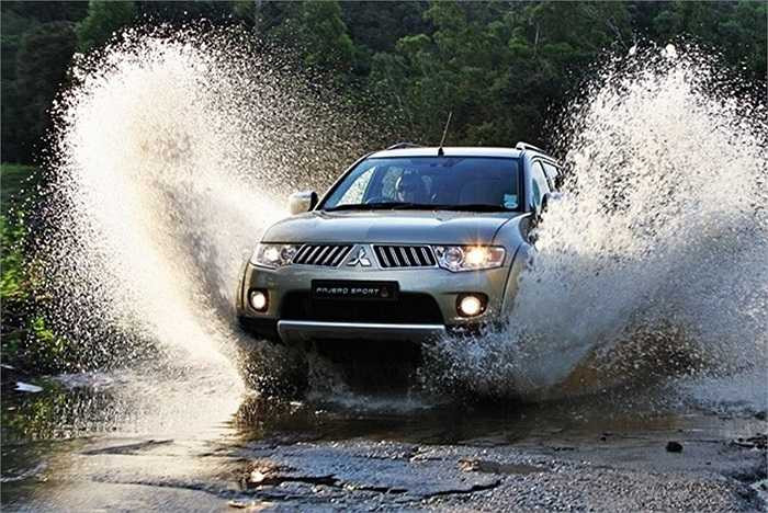 Mitsubishi Pajero Sport giá từ 877 triệu đồng: Pajero Sport ghi điểm nhờ cảm giác lái của xe tốt cùng các trang bị và tình năng cao cấp. Xe sử dụng cả động cơ xăng và dầu với mức tiêu hao nhiên liệu 7,75 lít/100km (dầu 2.5L) và 9 lít/100km (xăng 3.0L).