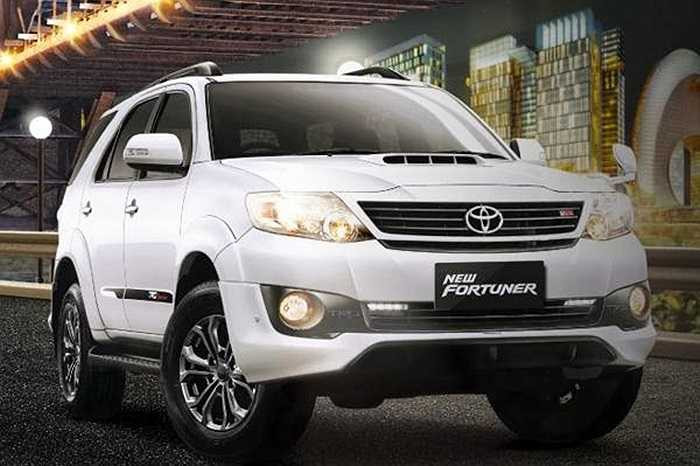 Toyota Fortuner giá từ 892 triệu đồng: Thế mạnh của Fortuner là kiểu dáng chắc chắn, vận hành bền bỉ, bảo hành bảo dưỡng rẻ và giá trị bán lại cao. Tuy nhiên mẫu xe này được người dùng đánh giá khả năng vận hành trung bình và trang bị khá nghèo nàn.
