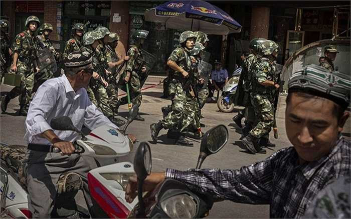cảnh sát Trung Quốc chống bạo động tuần tra ở thành phố Kashgar sau một vụ khủng bố hôm 30/7