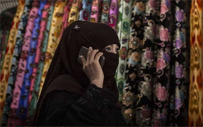 Một phụ nữ Duy Ngô Nhĩ đeo mạng che mặt