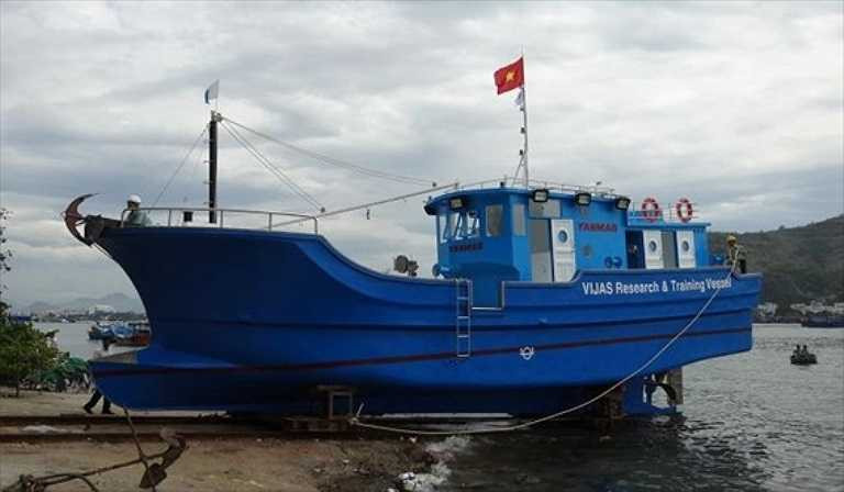 Nhằm góp phần hỗ trợ ngư dân trong việc khai thác, bảo quản và nâng cao giá trị thương mại của cá ngừ đại dương - sản phẩm trọng điểm của ngư dân miền Trung, công ty Yanmar đã phối hợp với UNINSHIP thiết kế và chế tạo mẫu tàu câu cá ngừ đại dương vỏ composite, ký hiệu tàu YANMAR 01. 