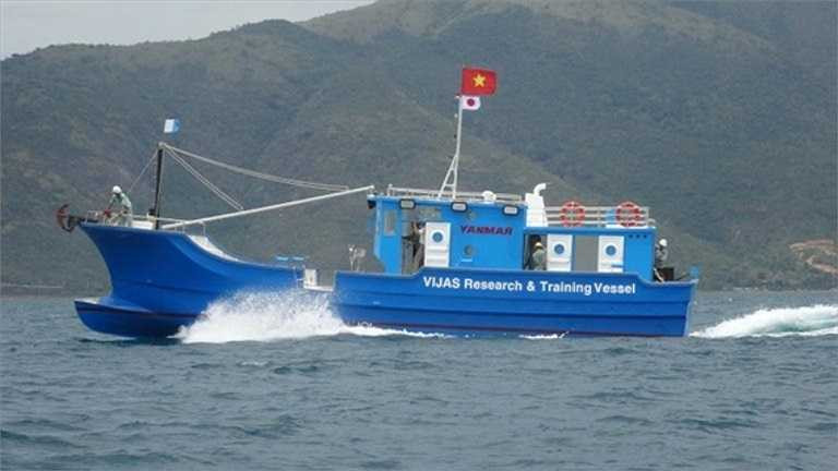 Tàu bao gồm 01 cabin lái, bố trí giường ngủ cho thủy thủ đoàn gồm 8 người, nhà bếp và hệ thống vệ sinh. Có 09 hầm bảo quản lạnh với tổng dung tích các khoang là 20m3. Với kết cấu cách nhiệt và kín nước, hệ thống hầm bảo quản góp phần đảm bảo chất lượng sản phẩm, một trong những yếu tố quyết định đến hiệu quả của tàu. 