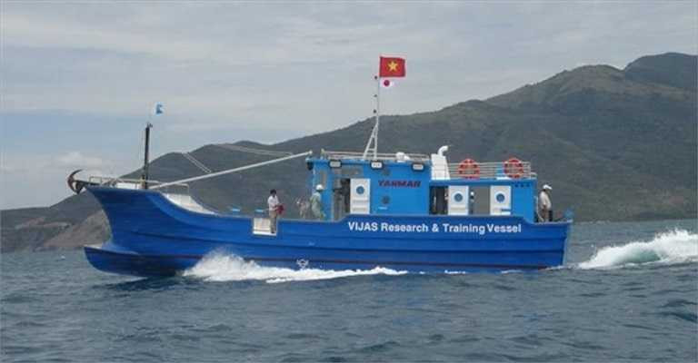 Tàu được trang bị hệ thống tời câu dẫn động điện, hệ thống cẩu tay để chuyển cá vào hầm lạnh cũng như sang tàu khác (nếu khai thác tổ đội). Hệ thống nhiên liệu có dung tích 6000 lít, đảm bảo cho tàu hoạt động liên tục trong 20 ngày (thời gian trung bình của chuyến biển đối với tàu câu).