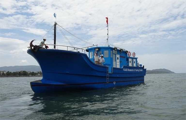 Hệ thống đèn khai thác được thiết kế có thể di chuyển 1,5m theo chiều ngang tàu, thay đổi góc chiếu trong phạm vi 900, nhờ đó tối ưu hóa được hiệu quả của đèn khai thác. 