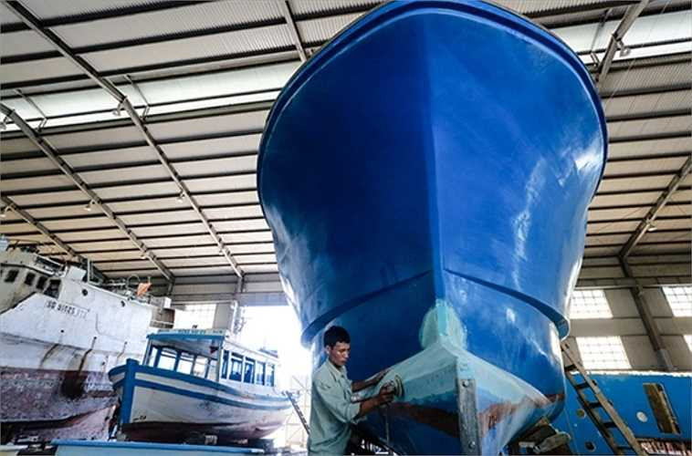 Được biết, giá thành của một chiếc kiểu Yanmar 01 sẽ rơi vào khoảng 6 tỷ VNĐ, trong đó, công ty Yanmar tài trợ cho ngư dân Việt Nam 50%, số còn lại ngư dân cổ phần và đứng tên làm chủ con tàu. 