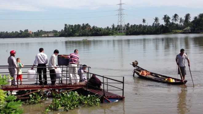 Một bên... phóng sinh, một bên... chích điện.