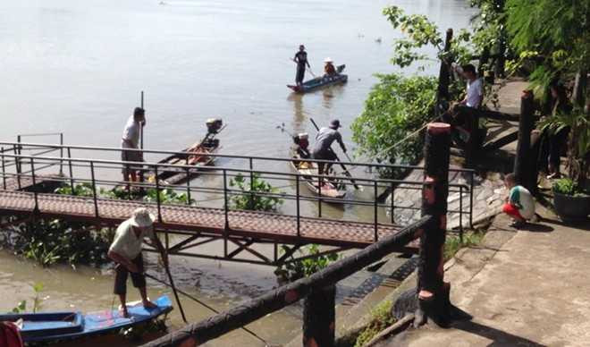 Nhiều ngươi chích điện bắt cá phóng sinh.