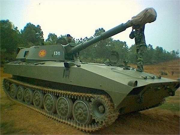 Vì pháo D32 cải tiến dựa trên pháo xe kéo D30 122 mm nên nó dùng hầu hết các loại đạn của D30 (đạn nổ phân mạnh, đạn chống tăng, đạn chùm, đạn khói, đạn chiếu sáng). Điều này giúp tiết kiệm, dễ dàng hơn cho việc cung cấp đạn dược. Lượng đạn dự trữ trên xe khoảng 40 viên, thường gồm 35 viên đạn nổ phân mảnh (tầm bắn 15 km) và 5 viên chống tăng.