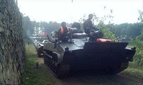 Pháo tự hành 2S1 được điều khiển bởi tổ lái 4 người (trưởng xe, lái xe, pháo thủ, nạp đạn). Toàn bộ thân xe và tháp pháo bọc giáp thường giúp tổ lái chống đạn súng cỡ 7,62 hoặc 12,7 mm, mảnh đạn pháo.