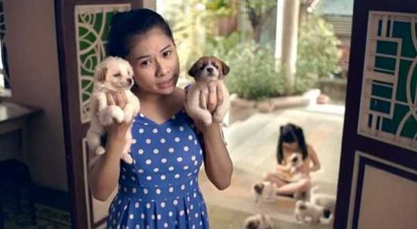 Một cảnh trong MV: cô bạn này đang muốn bán bớt vài chú chó cho những người yêu động vật.