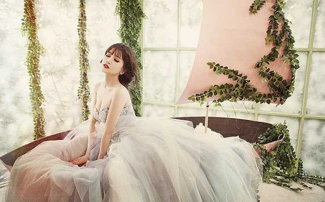 Khi nhắc đến Sĩ Thanh, khán giả thường nhớ đến hình ảnh sexy, gợi cảm đôi lúc táo bạo mang chất 'bad girl'. Mới đây, Sĩ Thanh thay đổi phong cách qua bộ ảnh mới được nhiếp ảnh Luciola thực hiện, trong bộ ảnh này cô hóa thân thành nàng công chúa trong truyện tranh.