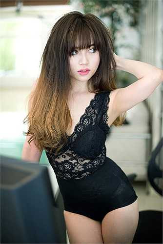 Trước đó, Sĩ Thanh có tung ra bộ ảnh nóng bỏng, đầy cá tính.