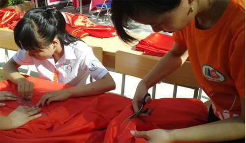 Hàng trăm học sinh và giáo viên trường THPT Lê Lợi (Hà Đông, Hà Nội) đã may 300 lá cờ Tổ Quốc gửi tặng các chiến sĩ tại đảo Trường Sa 