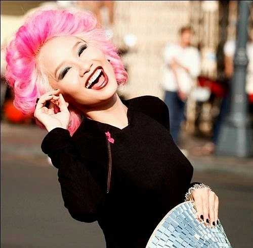 Cũng chọn tông hồng cho mái tóc nhưng Mai Khôi không nhận được nhiều lời khen từ công chúng. Nhiều ý kiến cho rằng cô trông già nua và đáng sợ với màu tóc này.