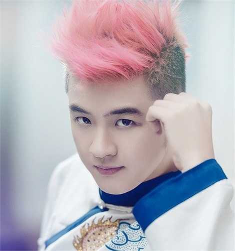 Thanh Duy cá tính với mái tóc phớt hồng vừa cá tính vừa mềm mại