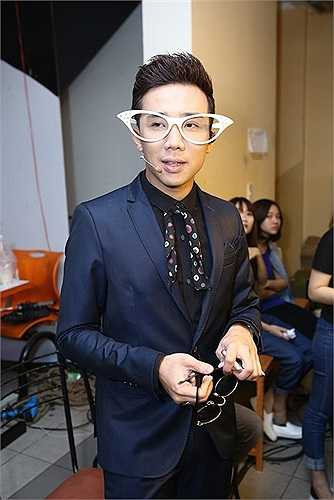 Sinh ra và lớn lên tại thành phố Hồ Chí Minh, Trấn Thành có ba là người gốc Hoa, mẹ là người Tiền Giang. Anh từng đoạt giải 3 cuộc thi Người dẫn truyền hình năm 2006. Với lối dẫn tự nhiên, linh hoạt và hài hước, Trấn Thành từng dẫn dắt nhiều chương trình như Cầu vồng nghệ thuật, Thử thách cùng bước nhảy, Giọng hát Việt nhí, Ai thông minh hơn học sinh lớp 5, Tôi toả sáng, Người bí ẩn… Đây cũng là gương mặt được nhiều ca sĩ tin tưởng và lựa chọn vào vai trò MC trong các liveshow ca nhạc.