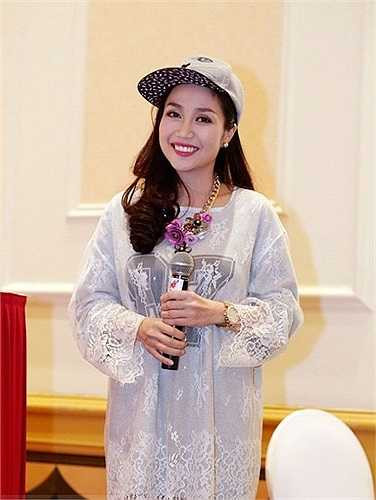 MC Ốc Thanh Vân: Không chỉ được yêu mến với vai trò một diễn viên điện ảnh, hài kịch, gái hai con Thanh Vân còn được biết tới và gây ấn tượng khi là người dẫn chương trình truyền hình. Cô từng dẫn dắt Vì sao cuộc sống tươi đẹp, Chuyện phái đẹp, Nào ta cùng hát, Cầu vồng nghệ thuật, Bước nhảy hoàn vũ và hiện tại là Đồ rê mí 2014. Không chỉ xinh đẹp, trẻ trung, nữ MC sinh năm 1984 còn được đánh giá là thông minh, hài hước và linh hoạt.