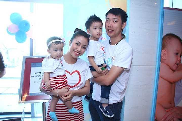 Tổ ấm nhỏ của Ốc Thanh Vân và ông xã Trí Rùa với hai nhóc tỳ xinh xắn, bé trai Coca và bé gái Cola, khiến nhiều khán giả ngưỡng mộ. Dù từng vướng nghi án lục đục, thậm chí bị đồn ly hôn song tới thời điểm hiện tại, nữ MC truyền hình được yêu mến vẫn giữ trọn vẹn hạnh phúc gia đình.