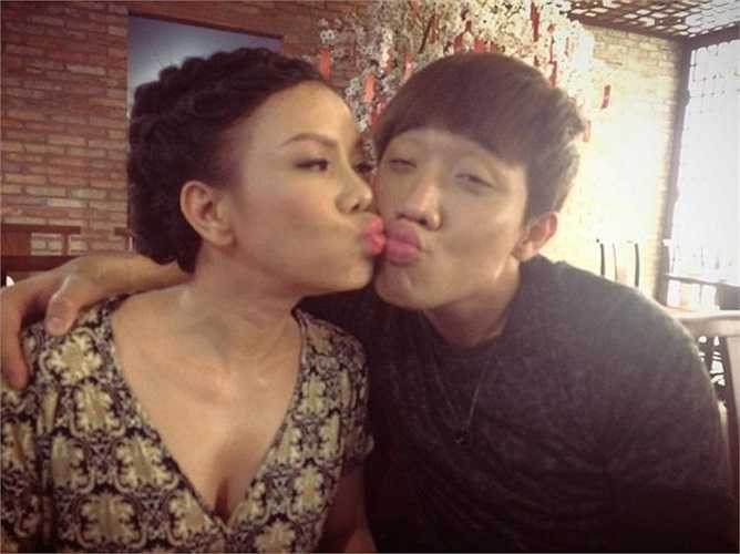 Thời gian gần đây, lối dẫn của Trấn Thành lại vấp phải ý kiến trái chiều của dư luận. Nhiều antifan đánh giá, Trấn Thành nói nhiều, nói dai thành 'nói dại'. Đã không ít lần, sự vô tư quá đà khiến mỹ nam 8X bị 'vạ miêng' và gặp phải những tình huốn dở khóc dở cười trên sóng truyền hình. Tuy nhiên, vẫn có đông đảo khán giả truyền hình yêu mến nam MC nhận xét, anh tự nhiên, dẫn như không dẫn, linh động và nhạy bén. Ngoài đời, Trấn Thành rất hoạt bát, hòa đồng và hài hước. Anh có nhiều những bức hìn