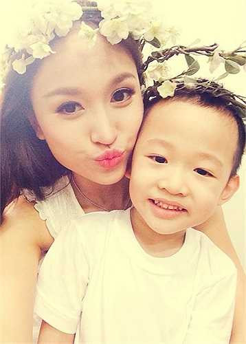 MC Thanh Vân Hugo tên thật là Nguyễn Thanh Vân sinh năm 1984 tại Hà Nội. Cô được biết tới và yêu mến với vai trò MC của các chương trình Vui cùng Hugo, Chúc bé ngủ ngon, Đường lên đỉnh Olympia… Cùng với thời gian, lối diễn xuất nhí nhảnh, hồn nhiên của Vân Hugo ngày nào đã trở nên đằm và có chiều sâu hơn. Bước sang tuổi 30, Thanh Vân vẫn rất trẻ trung, tươi tắn và giữ được vóc dáng đáng mơ ước. Sau khi ly dị chồng cũ, Thanh Vân hiện đang nuôi con trai một mình.