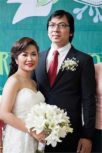 Sau này, anh tái ngộ khán giả với vai trò MC trong chương trình Nhà sáng chế, sân chơi khoa học nhằm phát hiện và tôn vinh tài năng Việt Nam. Sau khi lập gia đình với người bạn gái lâu năm - MC Hồng Nga - giáo sư Xoay đã lên chức bố vào tháng 5 vừa qua. Hình ảnh con trai đầu lòng đang say giấc trong vòng tay mẹ được 'Cù Trọng Xoay' chia sẻ hôm 1/6.