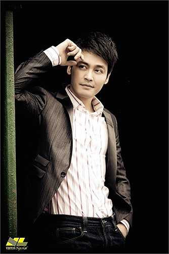 Tuy nhiên, việc xuất hiện liên tục trên truyền hình khiến chàng MC bị nhận xét đơn điệu, một màu. Phản pháo lại ý kiến trái chiều từ khán giả, Phan Anh nhìn nhận, MC như nghề làm dâu trăm họ, anh không thể làm hài lòng tất cả mọi người. Trong khi, mỗi chương trình đều có format và những yêu cầu khác nhau. Chỉ cần người dẫn làm đúng những điều đó là đã có thể tạo ấn tượng khác lạ. Điều Phan Anh quan tâm là làm sao để dẫn những chương trình khác nhau nhưng vẫn có chất của Phan Anh, không lên gân, 