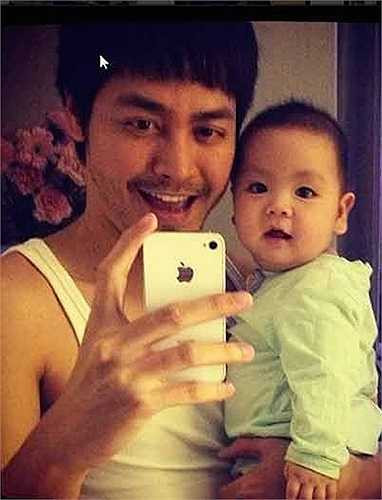 Tên đầy đủ của nam MC gốc Hà Thành này là Hoàng Phan Anh. Sinh năm 1981, hiện tại, Phan Anh đang vui hạnh phúc bên tổ ấm nhỏ với vợ và 3 nhóc tỳ kháu khỉnh, đáng yêu. Là người của công chúng song Phan Anh khá kín tiếng chuyện riêng tư, gia đình. Hiếm khi khán giả thấy anh đưa bà xã đi dự sự kiện của làng giải trí hay xuất hiện chốn đông người. Thậm chí, thông tin về cuộc sống riêng tư của chàng MC sinh năm 1981 vẫn là điều bí ẩn với nhiều khán giả.