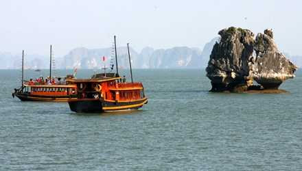 7.000 lít dầu đe dọa vịnh Hạ Long: Bộ chờ doanh nghiệp