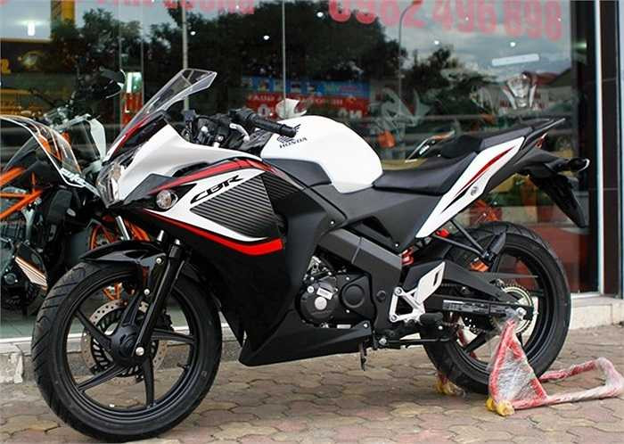 Honda CBR150R 2014 ra mắt tại Thái Lan được cho là để cạnh tranh lại với những thay đổi trên mẫu Yamaha R15, đối thủ chính của CBR150R tại khu vực Đông Nam Á. 
