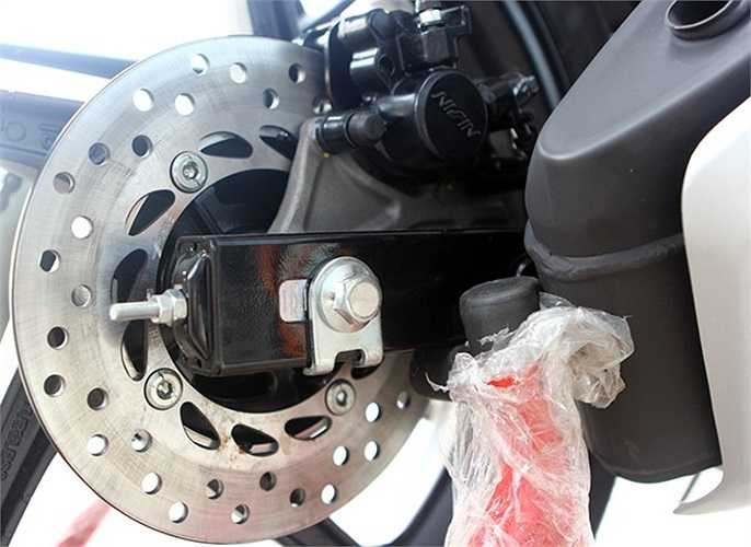 Trang bị an toàn phía sau là phanh đĩa thủy lực, đường kính 220 mm.