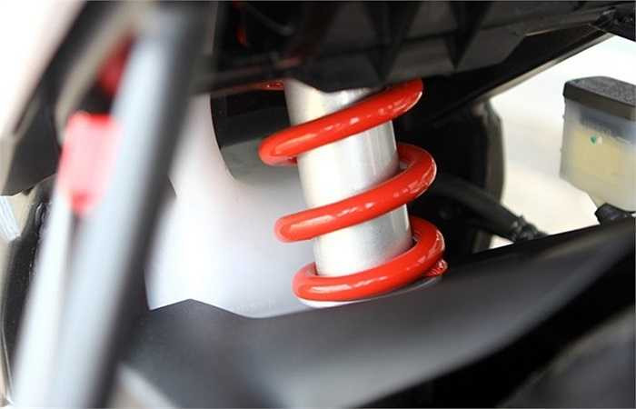 Giảm xóc sau dạng monoshock. 