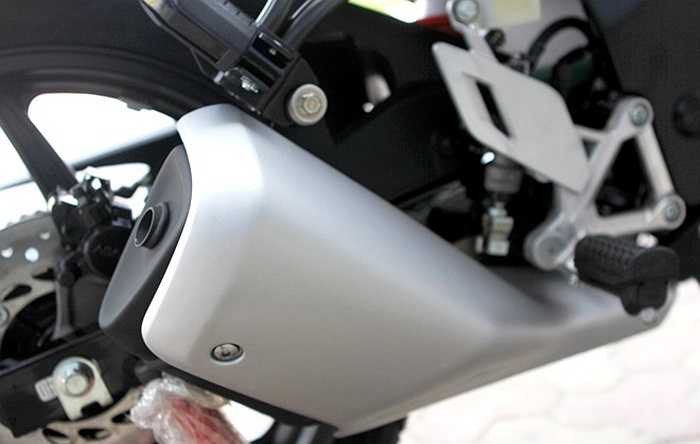 Phiên bản CBR150R 2014 có 3 tùy chọn màu sắc: trắng, đỏ và đen. Tại Hà Nội, sportbike này được bán với giá 112 triệu đồng.