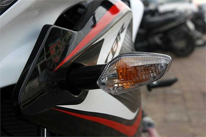 Hai đèn xi-nhan được bố trí riêng biệt, với thiết kế khá lớn. 