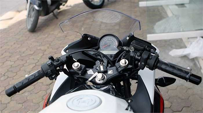 Cụm đồng hồ được thiết kế kết hợp dạng analog và điện tử. Thiết kế tương tự như trên CBR250R và CBR300R. Các nút bấm chức năng bên tay phải và tay trái. Ở phía trái còn có thêm nút bấm passing phía trước. 